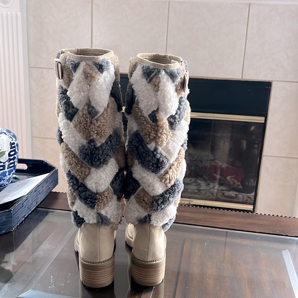 Donald J. Pliner Seneca Suede and Shearling Lug-Sole Boot. - Picture 6 of 14